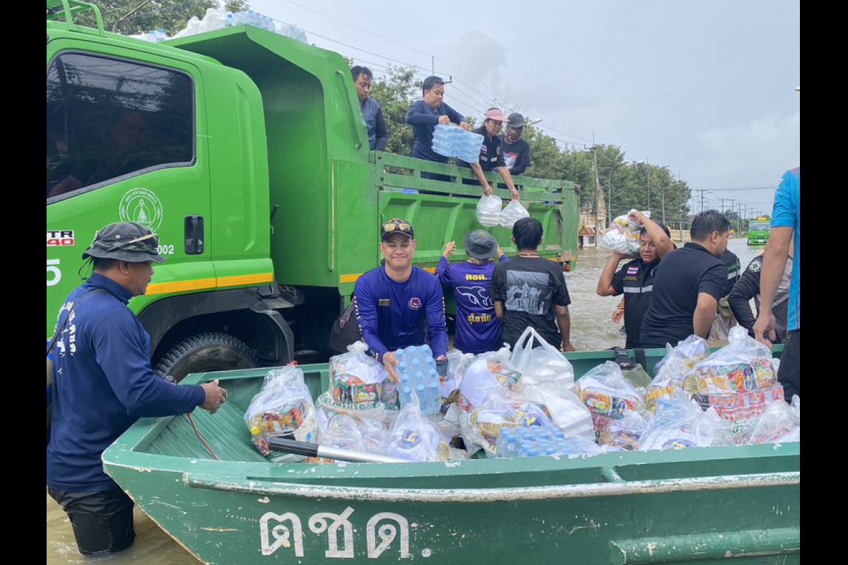 วันที่ 10 พ.ย.68 ชุดช่วยเหลือผู้ประสบภัย กก.6 บก.กฝ.บช.ตชด. นำรถยนต์บรรทุกและเรือท้องแบนให้การช่วยเหลือประชาชนผู้ประสบอุทกภัยในพื้นที่ ตำบลบ้านกล้วย อำเภอเมือง จังหวัดสุโขทัย